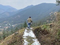 <b>不畏严寒，艰难前行</b>