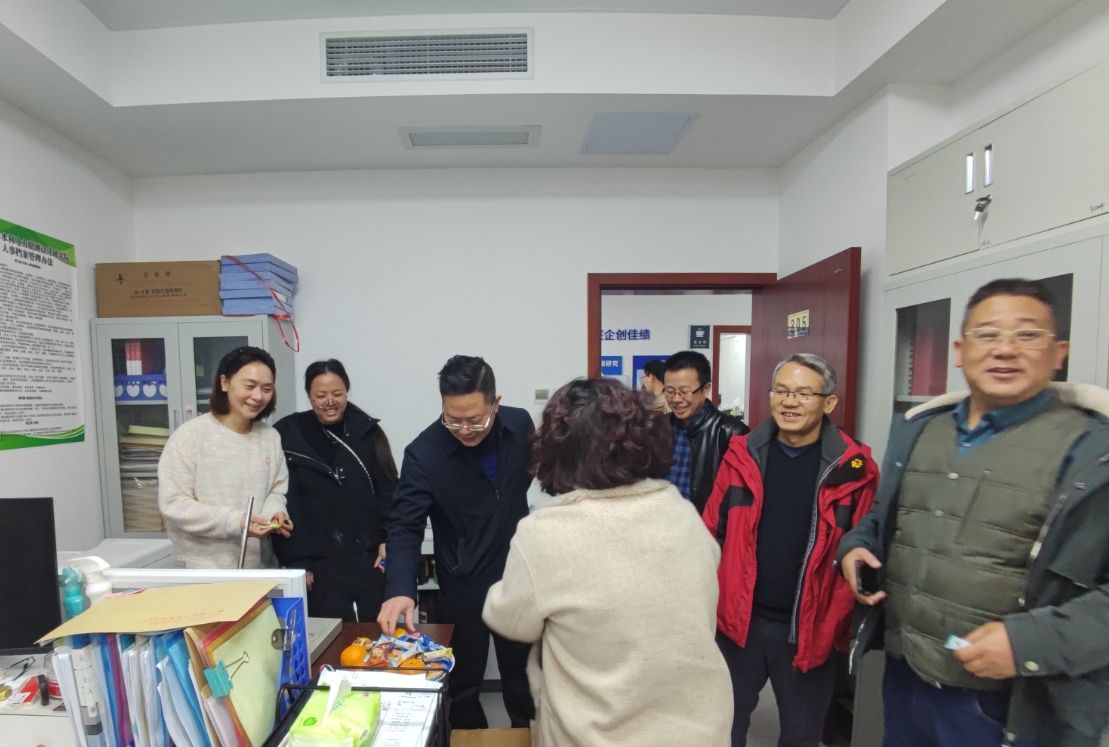 <b>我院领导班子向全院职工拜年</b>