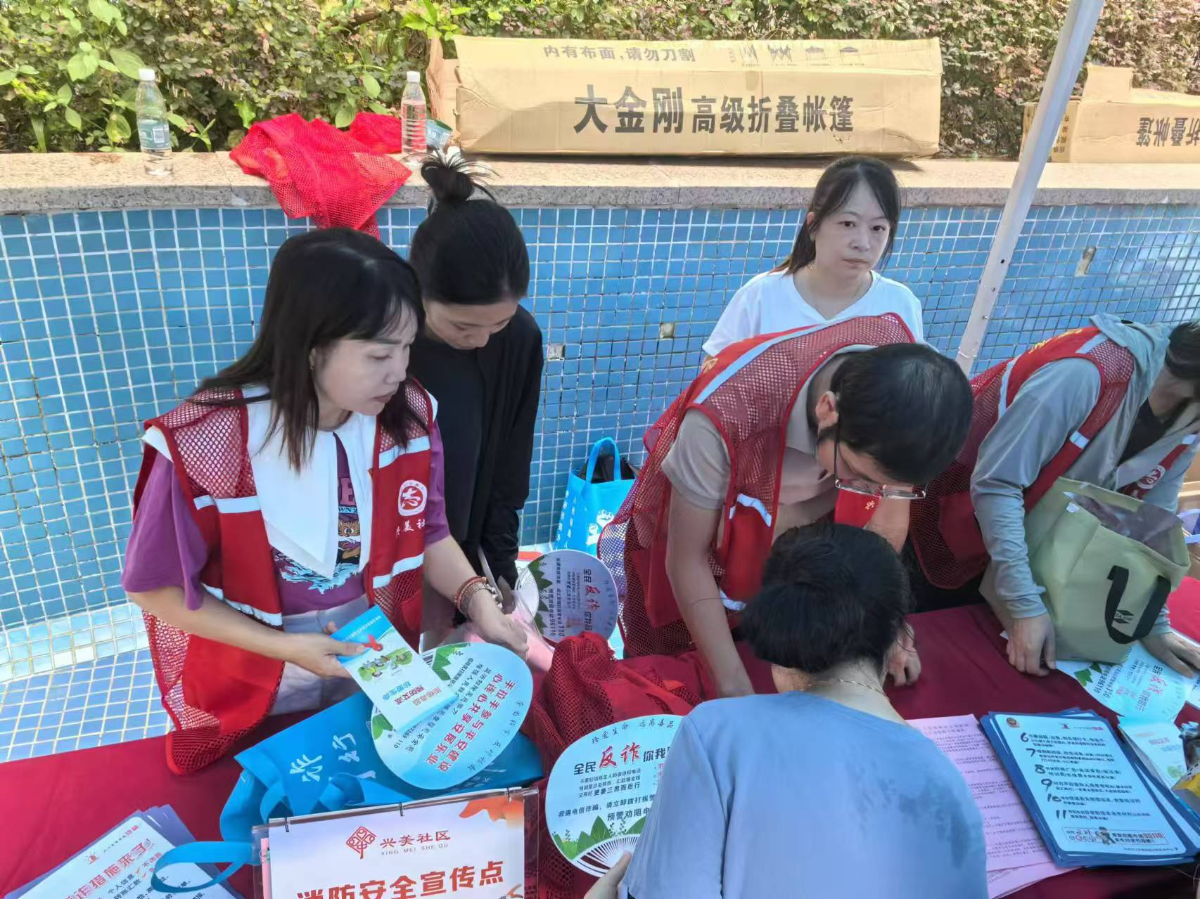 <b>我院联合兴美社区开展“党群连心贺中秋 共建家园迎国庆”主题党日活动</b>