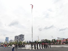<b>同升一面旗，共祝祖国好</b>