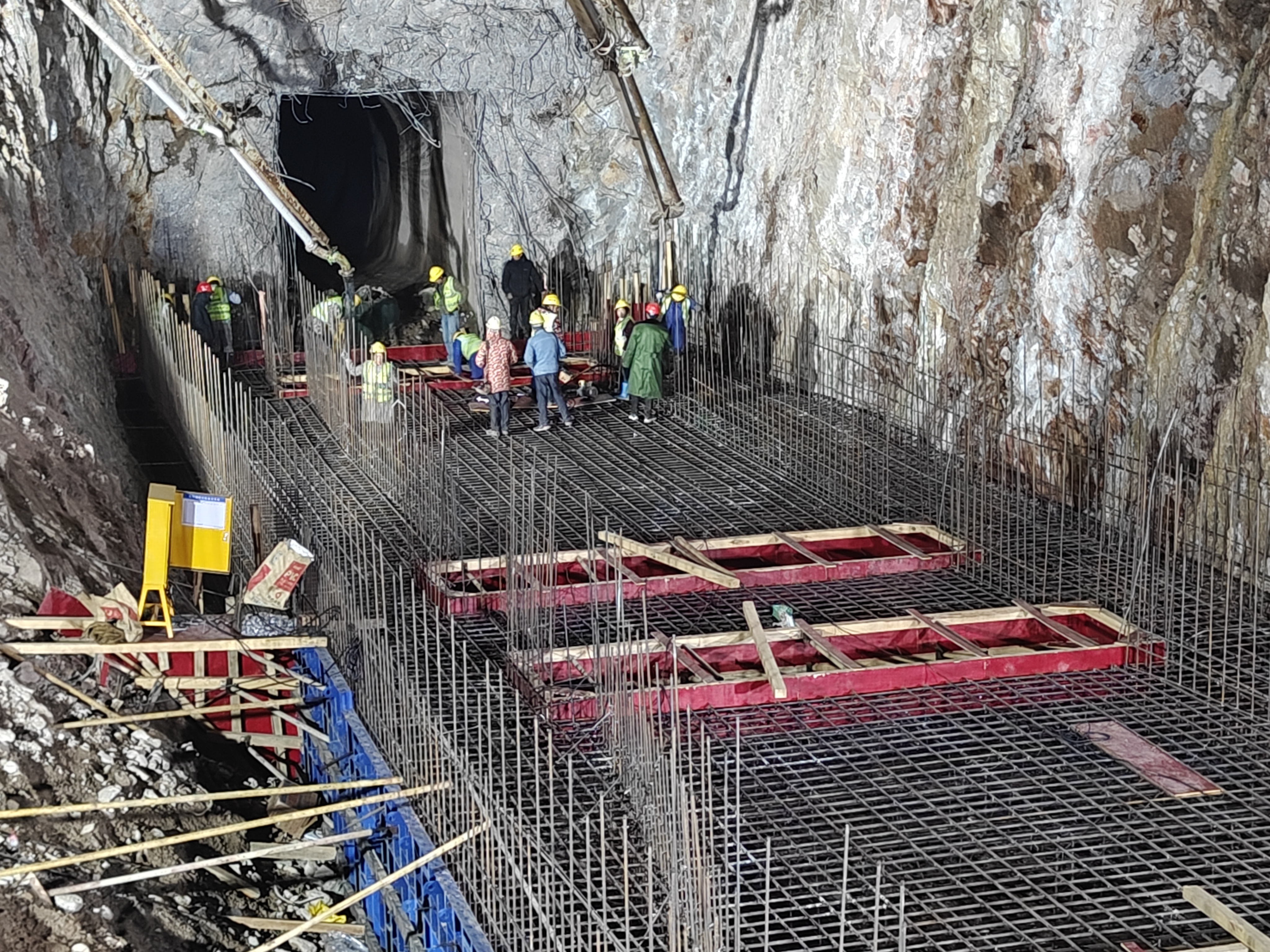 <b>青狮潭水库除险加固工程重建放水塔顺利浇筑底板</b>